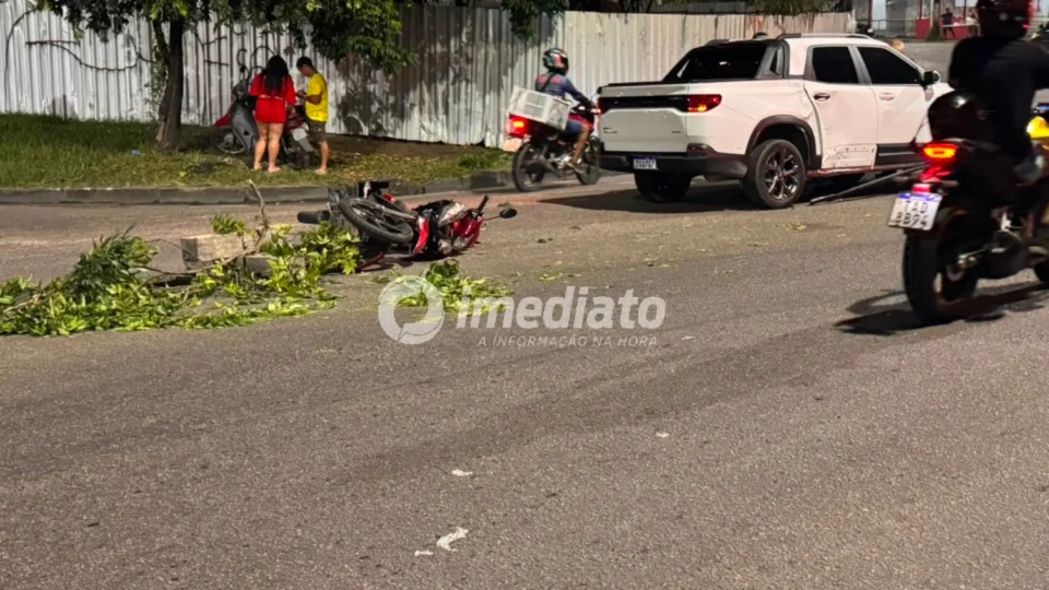 Motociclista fica ferido após colidir com carro em rotatória da Avenida Margarita, no bairro Nova Cidade