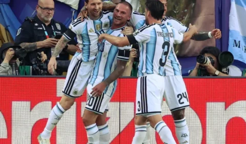 Argentina vence Inglaterra de virada por 2 a 1 e garante vaga na final da Copa do Mundo 2026