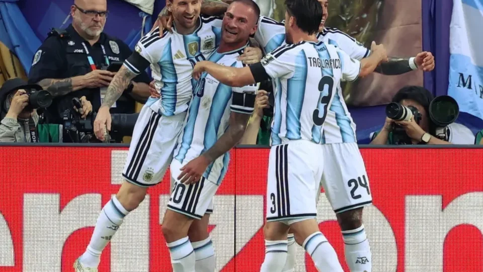 Argentina vence Inglaterra de virada por 2 a 1 e garante vaga na final da Copa do Mundo 2026