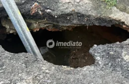 Morador denuncia cratera causada por rompimento de rede de esgoto e teme desabamento de casa em Manaus