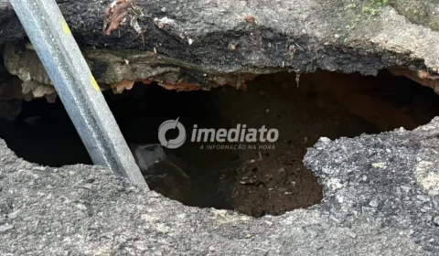 Morador denuncia cratera causada por rompimento de rede de esgoto e teme desabamento de casa em Manaus