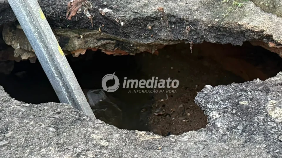 Morador denuncia cratera causada por rompimento de rede de esgoto e teme desabamento de casa em Manaus
