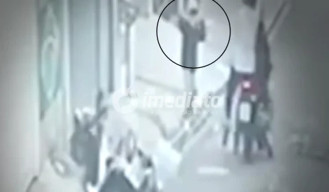 VÍDEO FORTE: Menino entra em desespero ao ver mãe ser baleada por bandidos durante assalto