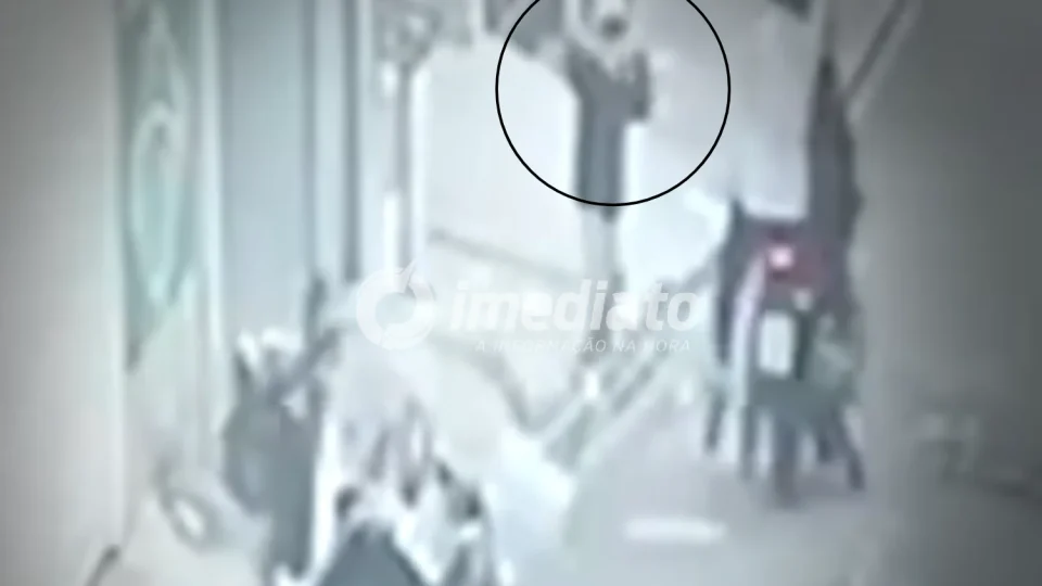 VÍDEO FORTE: Menino entra em desespero ao ver mãe ser baleada por bandidos durante assalto
