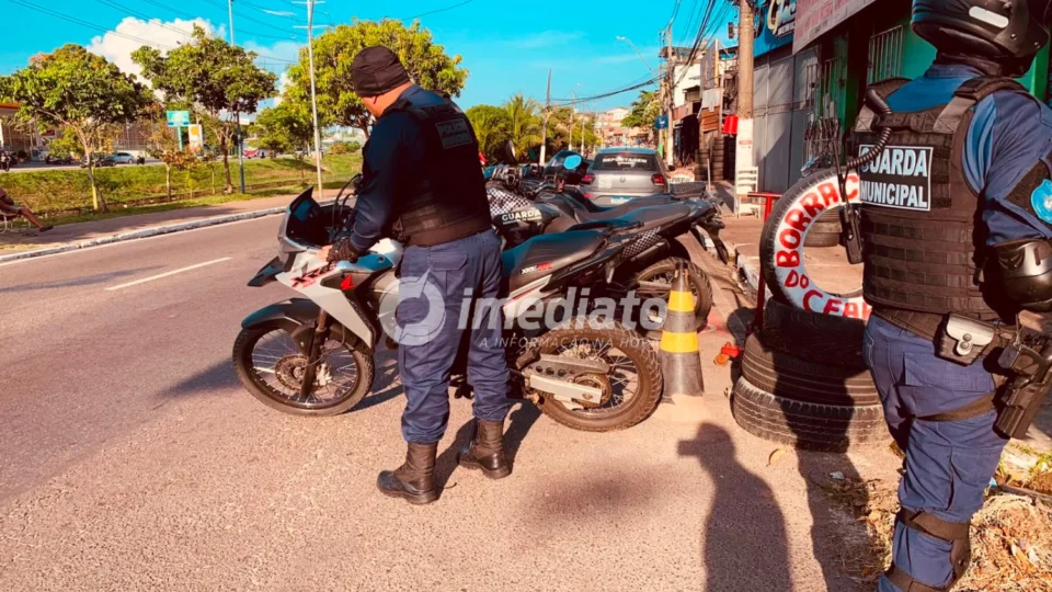 Homem é preso após perseguição ao fugir da Guarda Municipal em motocicleta sem placa e com suspeita de adulteração no bairro Compensa