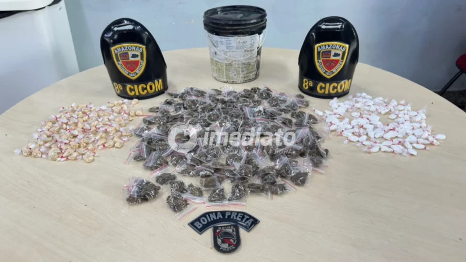 Homem é preso com quase 400 porções de entorpecentes em ponto de venda de drogas no quintal de casa, no bairro Compensa
