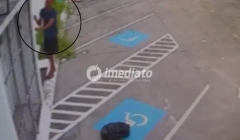 VEJA VÍDEO: Câmeras flagram criminoso furtando fiação elétrica de loja de bolsas em Manaus