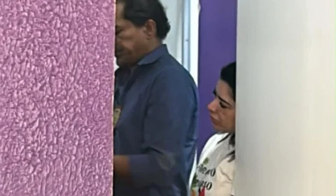 VEJA VÍDEO: Suposta biomédica é presa em clínica estética e equipamentos são apreendidos no bairro Flores
