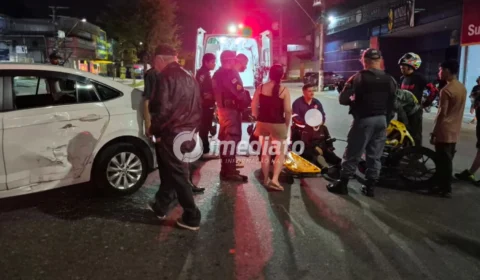 Entregadora fica ferida após colidir com táxi em cruzamento na Avenida Autaz Mirim, em Manaus