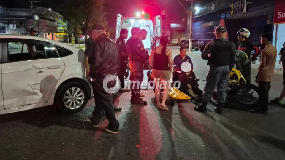 Entregadora fica ferida após colidir com táxi em cruzamento na Avenida Autaz Mirim, em Manaus