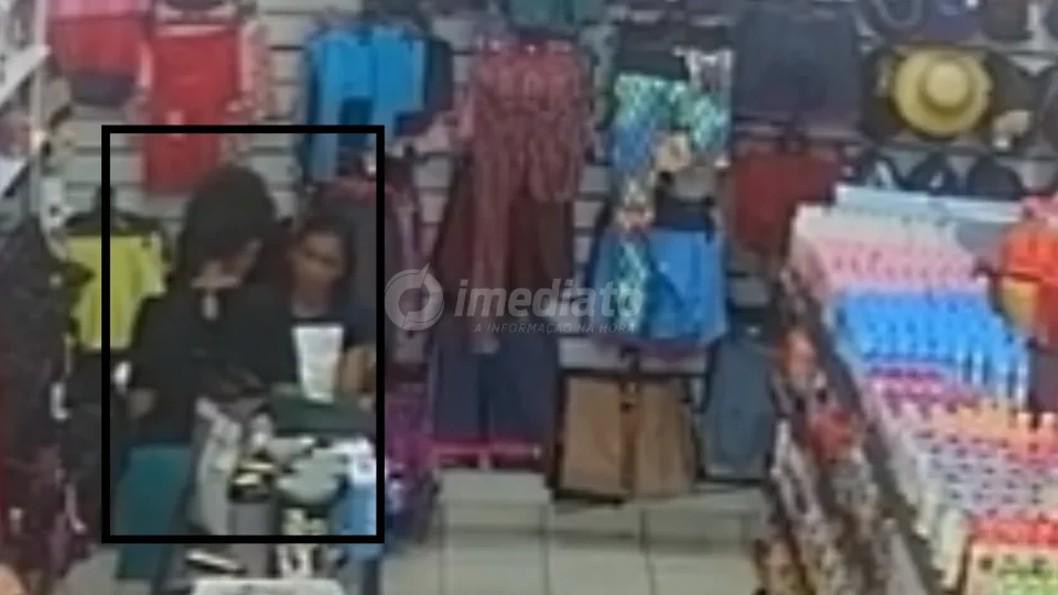Veja as imagens: Duas mulheres são flagradas escondendo roupas durante furto em loja no bairro Cidade de Deus