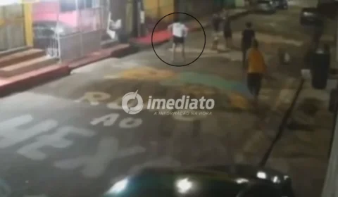 VÍDEO FORTE: Homem é morto a facadas após discussão durante bebedeira com amigos em Manaus