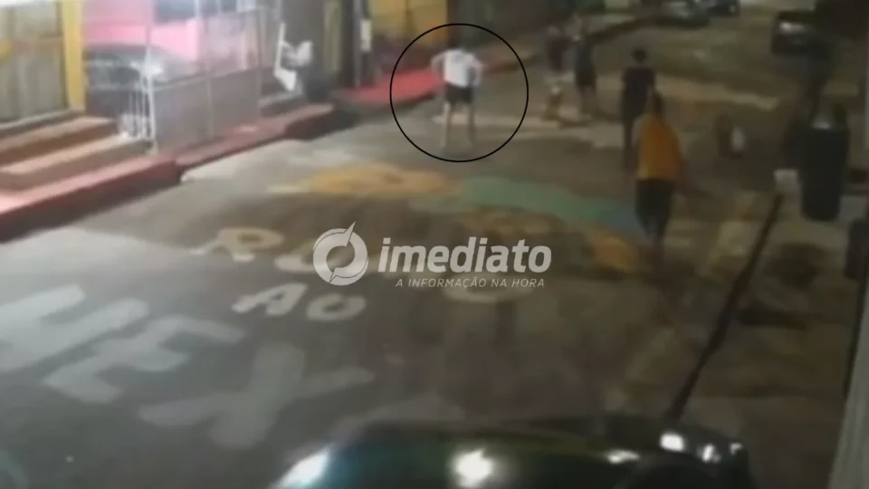 VÍDEO FORTE: Homem é morto a facadas após discussão durante bebedeira com amigos em Manaus