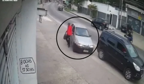 Vídeo: Pedestre escapa por pouco após carro perder o controle e invadir calçada em Guaratiba