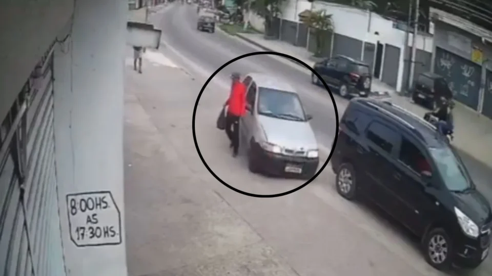 Vídeo: Pedestre escapa por pouco após carro perder o controle e invadir calçada em Guaratiba