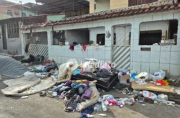 Moradores denunciam acúmulo de lixo, ameaças e assédio de dono de residência contra mulheres no bairro Alvorada
