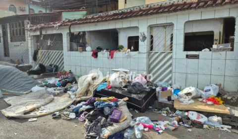 Moradores denunciam acúmulo de lixo, ameaças e assédio de dono de residência contra mulheres no bairro Alvorada