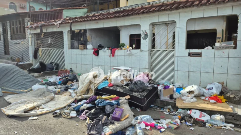 Moradores denunciam acúmulo de lixo, ameaças e assédio de dono de residência contra mulheres no bairro Alvorada