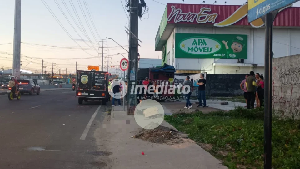 Motociclista morre após atropelar mulher e bater contra poste durante suposta fuga na Avenida Grande Circular