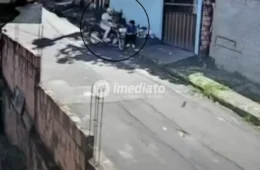 VEJA VÍDEO: Bandido em motocicleta assalta estudante e tenta invadir casa no bairro Tancredo Neves, em Manaus