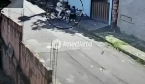 VEJA VÍDEO: Bandido em motocicleta assalta estudante e tenta invadir casa no bairro Tancredo Neves, em Manaus
