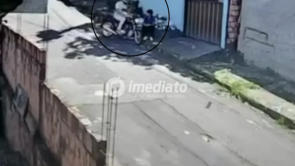 VEJA VÍDEO: Bandido em motocicleta assalta estudante e tenta invadir casa no bairro Tancredo Neves, em Manaus