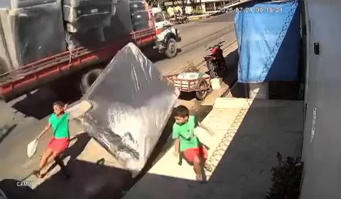 Acidente em Parintins: cama cai de caminhão, atinge mulher e motorista é alvo de investigação. VEJA VÍDEO: