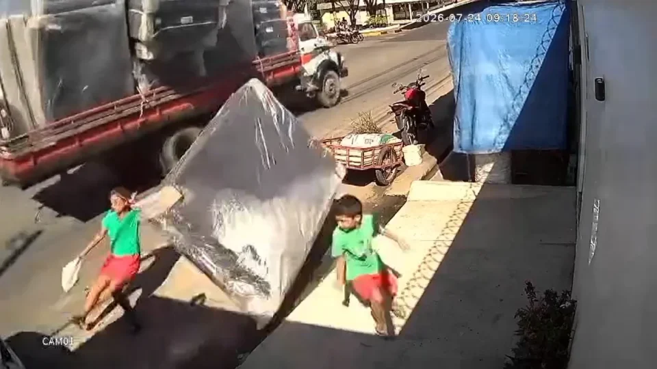 Acidente em Parintins: cama cai de caminhão, atinge mulher e motorista é alvo de investigação. VEJA VÍDEO: