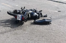 VEJA VÍDEO: Motociclista fica ferido após colisão com ônibus no bairro Petrópolis