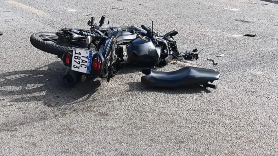 VEJA VÍDEO: Motociclista fica ferido após colisão com ônibus no bairro Petrópolis