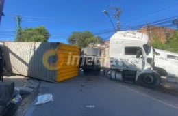 Caminhão com contêiner tomba nesta manhã na Avenida Samaúma, Zona Norte de Manaus