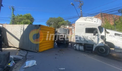 Caminhão com contêiner tomba nesta manhã na Avenida Samaúma, Zona Norte de Manaus
