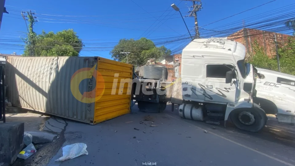 Caminhão com contêiner tomba nesta manhã na Avenida Samaúma, Zona Norte de Manaus