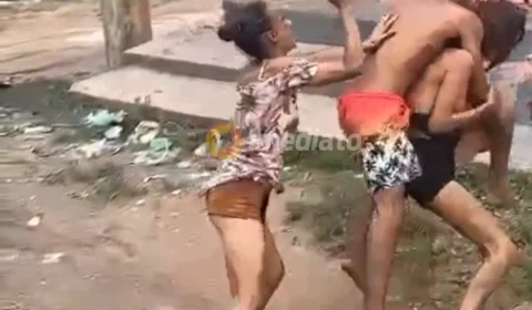 VEJA VÍDEO: Briga de mulheres por causa de macho termina em ameaça com faca; ‘Com faca não’, gritam