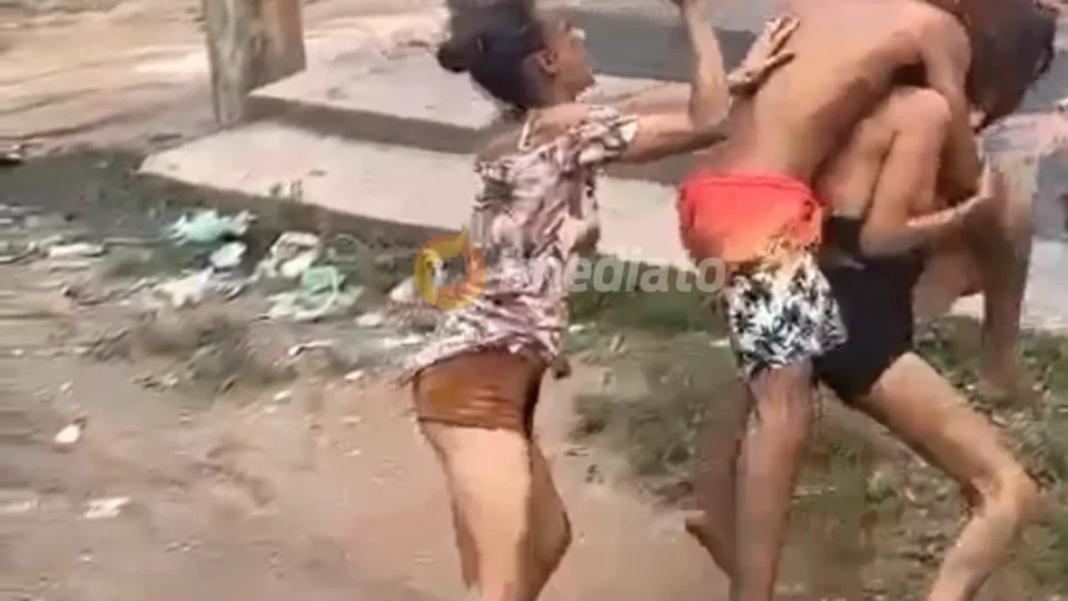 VEJA VÍDEO: Briga de mulheres por causa de macho termina em ameaça com faca; ‘Com faca não’, gritam