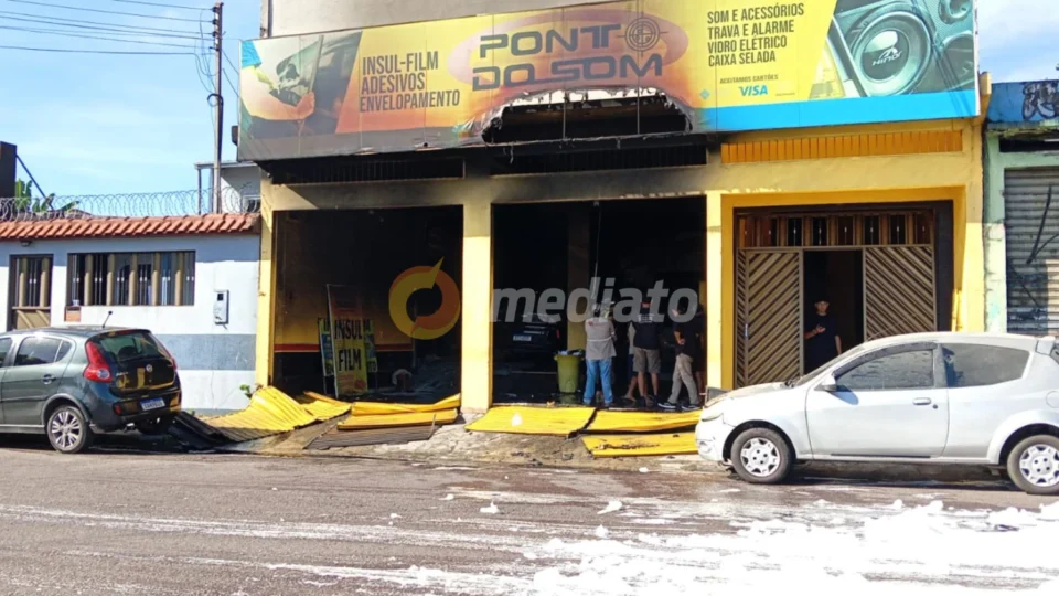 LIVE: Curto-circuito em tomada provoca incêndio em loja de som na Cidade Nova