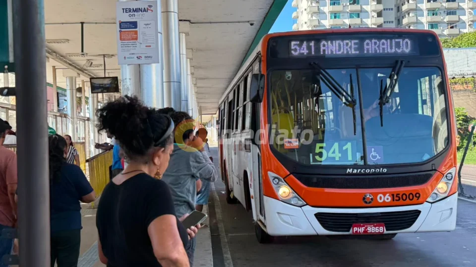 VEJA VÍDEO: Prefeito de Manaus anuncia fim de greve dos rodoviários e apela depósito dos salários até meio dia de hoje