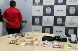 Mulher com tornozeleira eletrônica é presa com drogas, dinheiro e óleo ungido no Centro de Manaus