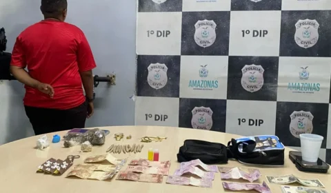 Mulher com tornozeleira eletrônica é presa com drogas, dinheiro e óleo ungido no Centro de Manaus