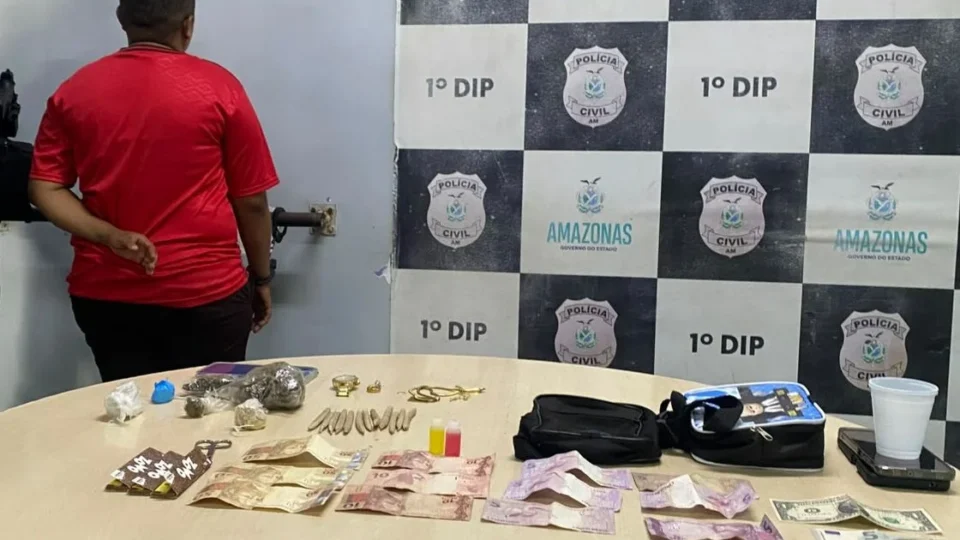Mulher com tornozeleira eletrônica é presa com drogas, dinheiro e óleo ungido no Centro de Manaus