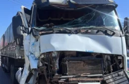 Vídeo: cabine de caminhão fica destruída após colidir com betoneira na avenida do Turismo