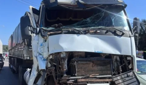 Vídeo: cabine de caminhão fica destruída após colidir com betoneira na avenida do Turismo