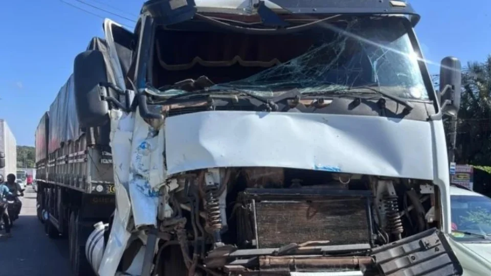 Vídeo: cabine de caminhão fica destruída após colidir com betoneira na avenida do Turismo