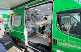Unidade móvel da prefeitura leva atendimento odontológico em domicílio para pessoas acamadas