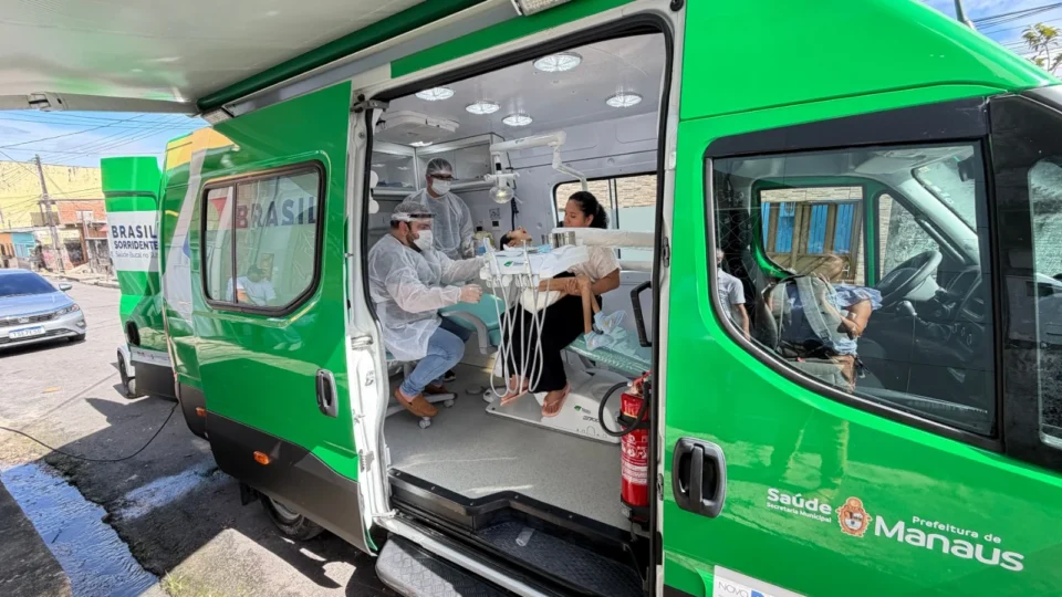 Unidade móvel da prefeitura leva atendimento odontológico em domicílio para pessoas acamadas