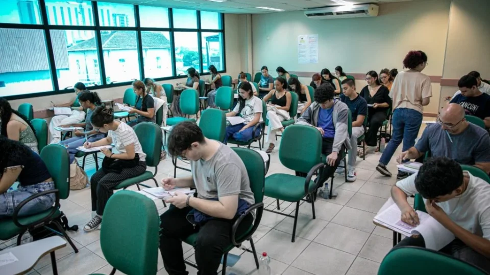 UEA lança editais do Vestibular e SIS com 4.412 vagas e anuncia novos cursos em Municípios