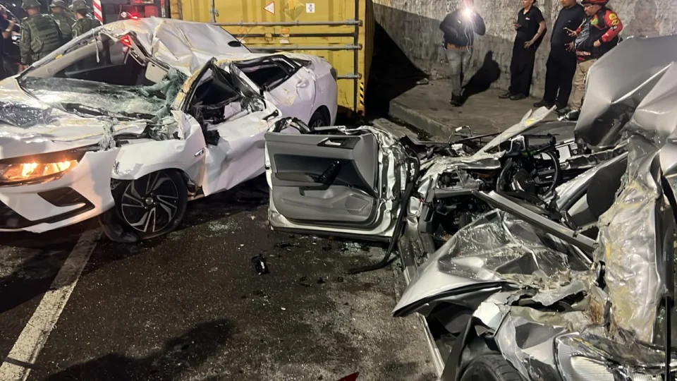 Vídeo: Carreta tomba sobre carros e deixa vítimas presas às ferragens na Avenida das Torres