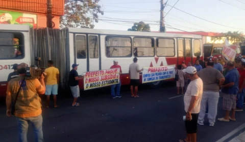 VEJA VIDEO: Motoristas dos ‘amarelinhos’ entram em greve nesta manhã no bairro Jorge Teixeira
