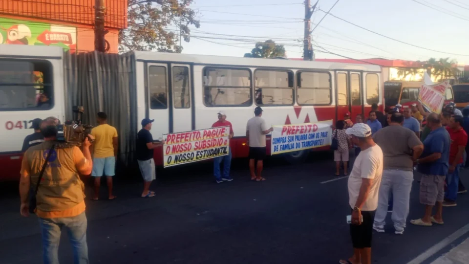 VEJA VIDEO: Motoristas dos ‘amarelinhos’ entram em greve nesta manhã no bairro Jorge Teixeira