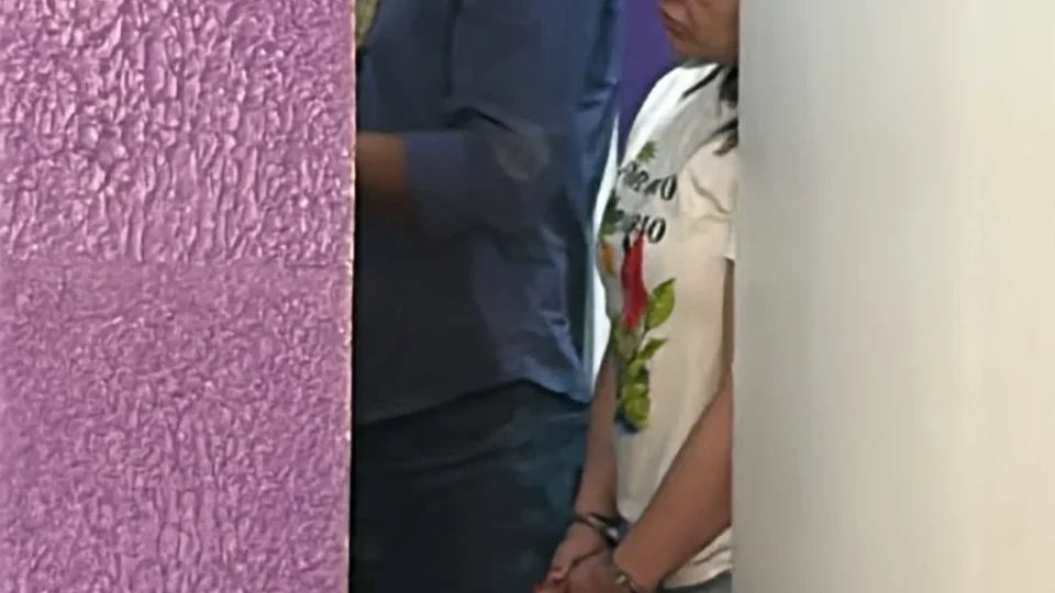 VEJA VÍDEO: Suposta biomédica é presa em clínica estética e equipamentos são apreendidos no bairro Flores